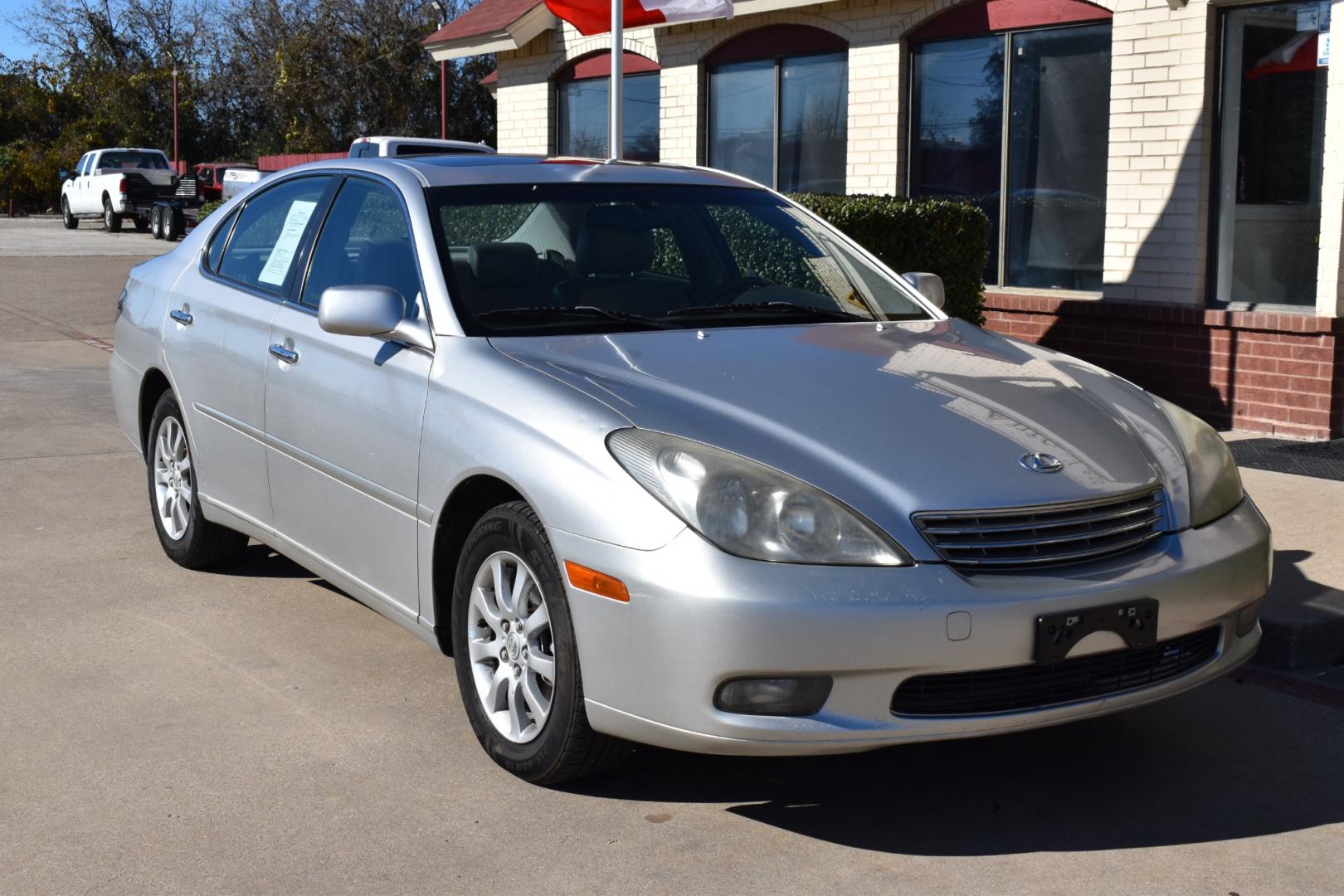 2002 Silver /Gray Lexus ES 300 (JTHBF30G625) with an 3.0 L engine, 6 Speed AUTOMATIC transmission, located at 5925 E. BELKNAP ST., HALTOM CITY, TX, 76117, (817) 834-4222, 32.803799, -97.259003 - Photo#0